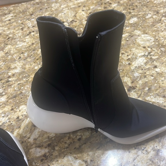 Jeffrey Campbell ankle black & white sole point toe boots. Excellent condition - Picture 4 of 6